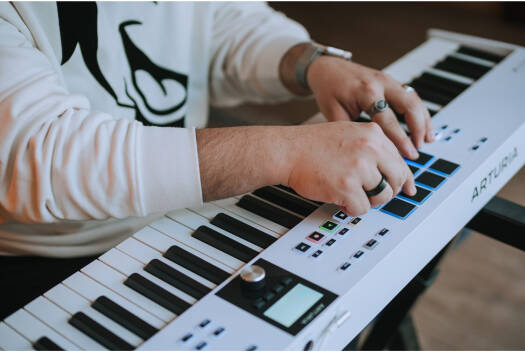 وحدة تحكم MIDI عالمية Arturia KeyLab Essential MK3 88 مفتاحًا، 88 مفتاحًا بسرعة، 9 خافتات و9 أجهزة تشفير، شاشة LCD ساطعة 2.5 بوصة، وضع المقياس، وضع الوتر، ومشغل تتابعي، أبيض | 231541